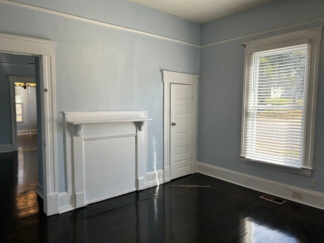 Building Photo - 823 Parkwood Ave