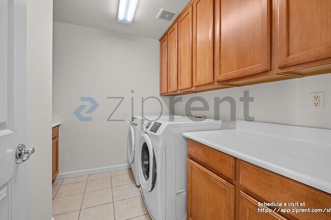 Building Photo - 155 E Heritage Dr