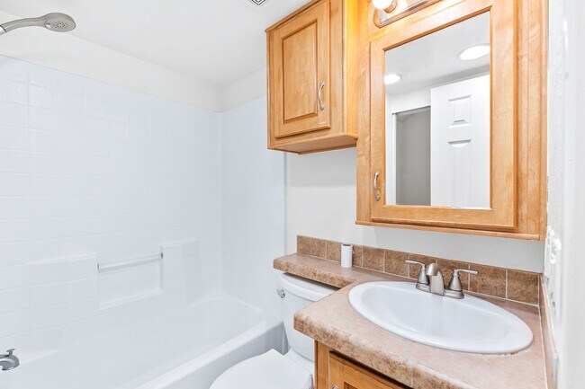 Building Photo - 1 Bed + 1 Bath +  IN THE PLEASURE POINT AREA OF SANTA CRUZ. $2300 Per Month