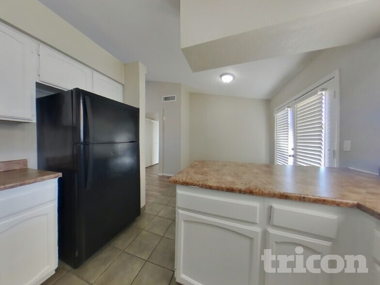 Building Photo - 515 E Rockwood Dr