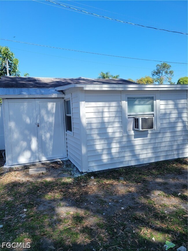 Building Photo - 717 Burdick Ave