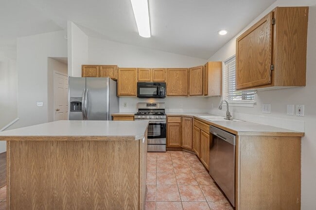 Building Photo - 4 bed 2 bath split level Hayden