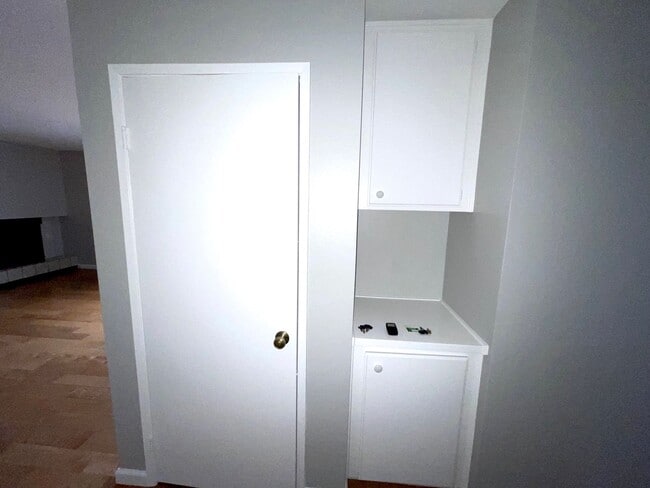 Building Photo - $2750 LARGE 2 BEDROOM CONDO NEAR 4TH ST. W/ PARKING