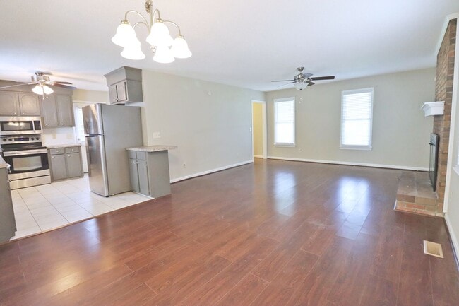 Building Photo - Charming Columbia Home Minutes to Fort Jackson! Available March 2026!