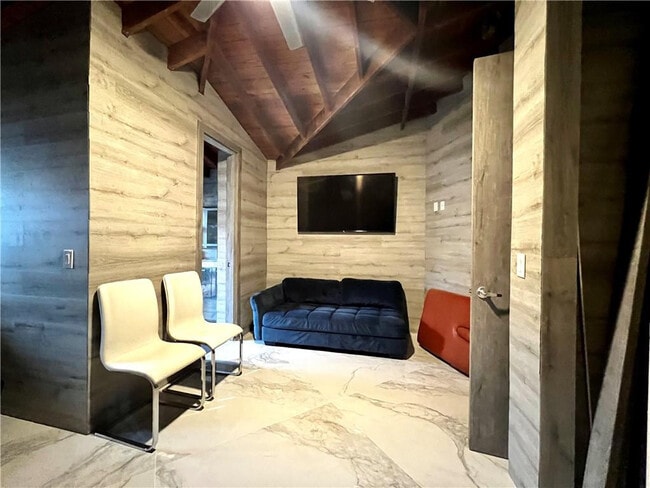 Building Photo - 720 NE 28th Ave