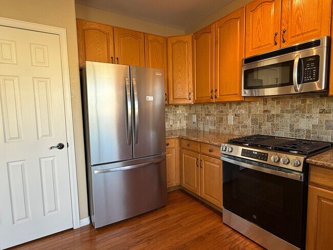 Building Photo - Beautiful 3 Bed / 3 Bath Home in Desirable D49!