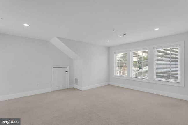 Building Photo - 17 Grey Ct