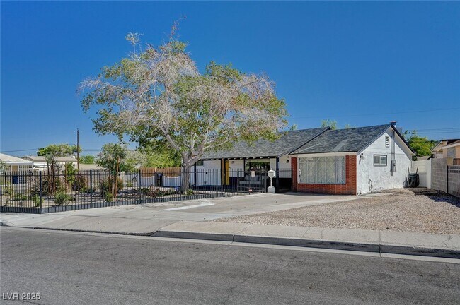 Building Photo - 1201 Douglas Dr