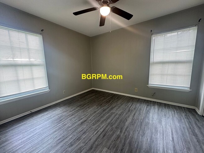 Building Photo - 3 BD, 1 1/2 BA, Home in Jacksonville