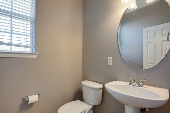 Building Photo - COMING SOON! 3- or 4-bed/3.5-bath in Brent...