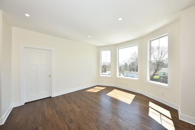 Building Photo - 104 E Prospect St