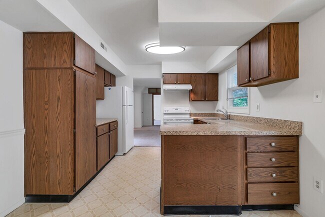 Building Photo - Fantastic 4 Bed 2.5 Bath Colonial Home Sou...