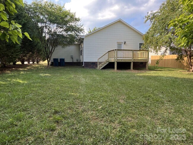 Building Photo - 1015 Piney Church Rd