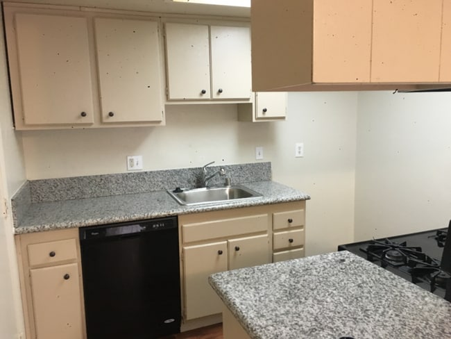 Building Photo - Charming 2-Bedroom Duplex in Cordova Towne West