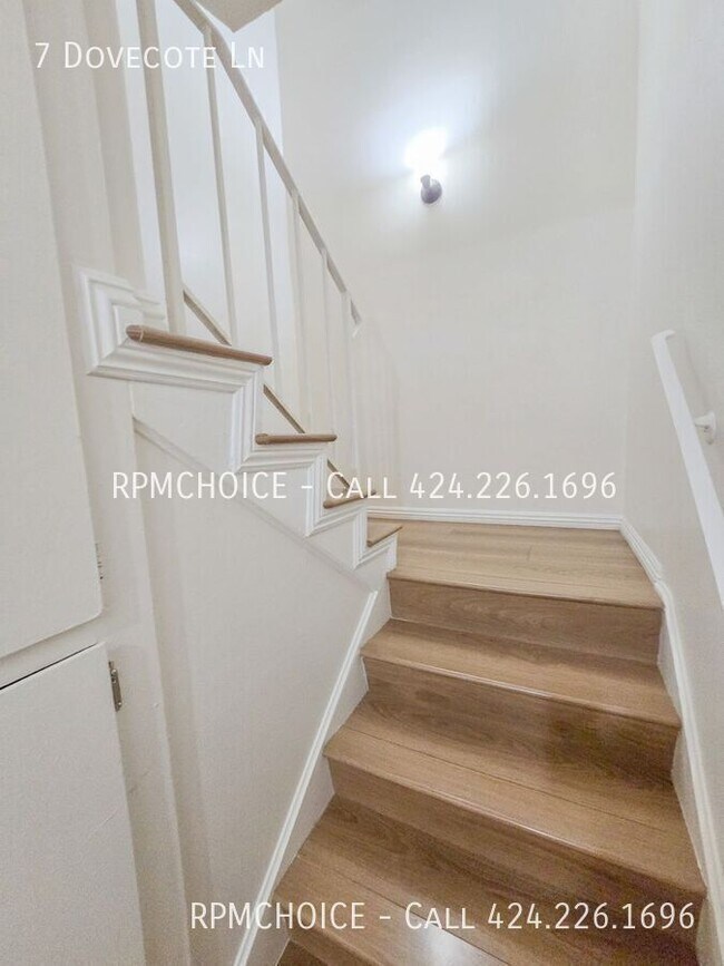 Building Photo - 7 Dovecote Ln