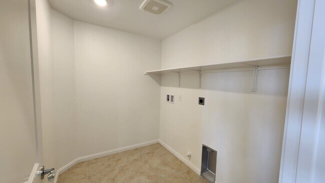 Building Photo - 1565 Pinchot Dr