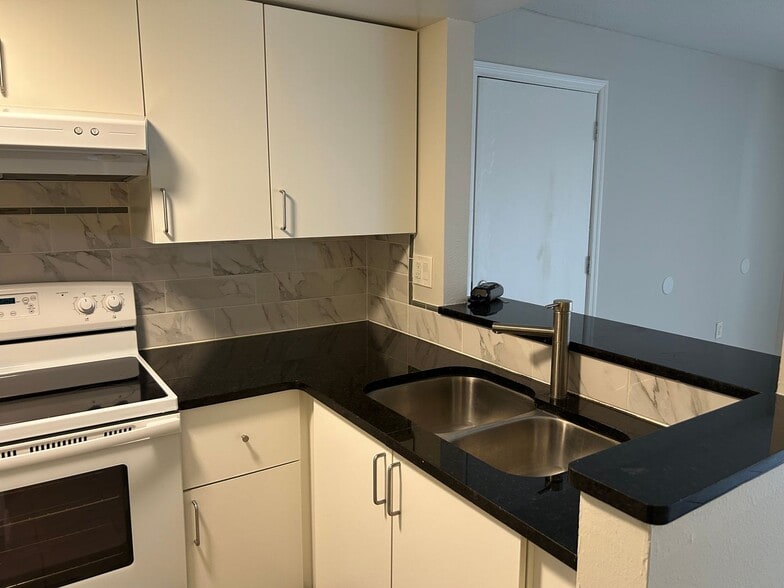 Building Photo - Spacious 1/1 Ground floor Condo