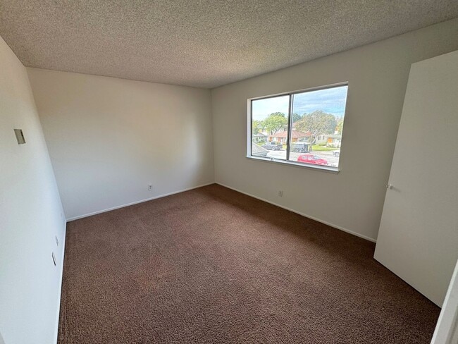 Building Photo - Centrally Located McKeon Condo
