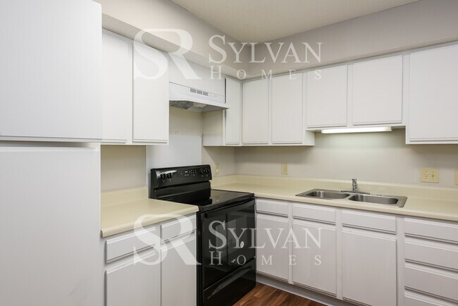 Building Photo - Charming 3BR 2.5BA Townhome Ready for Move...