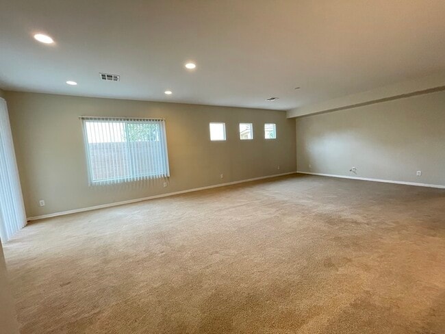 Building Photo - Carry Over Showing: This property has been...