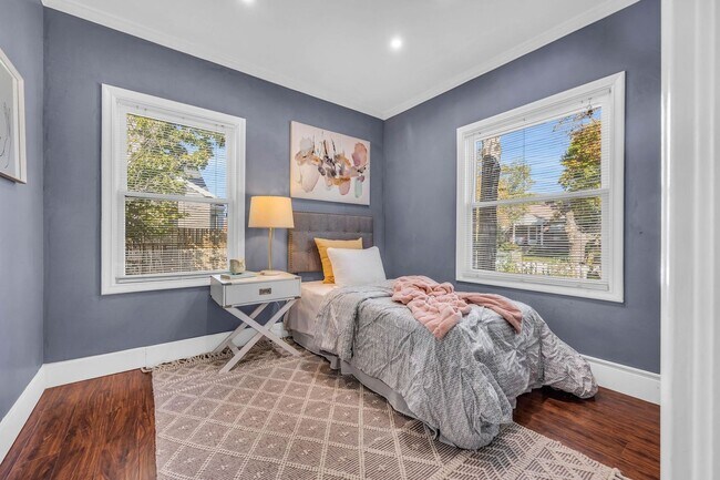 Building Photo - Stunning Single Family Home In Excellent L...