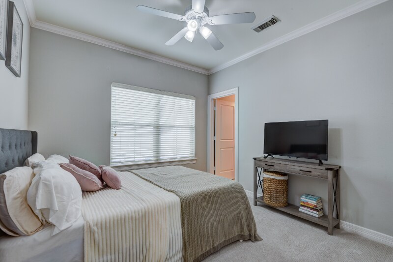 Building Photo - 606 Leverkuhn St