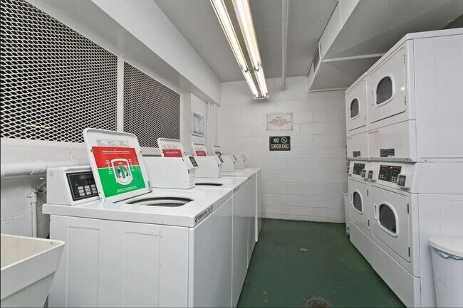 Building Photo - Conveniently located and secured 1-bedroom, 1-bathroom