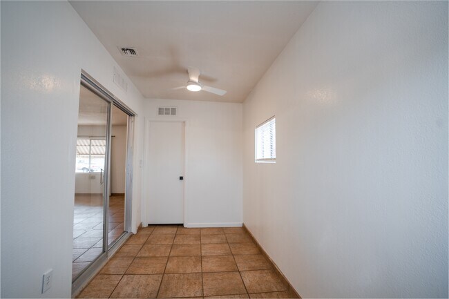 Building Photo - 1410 W Clarendon Ave