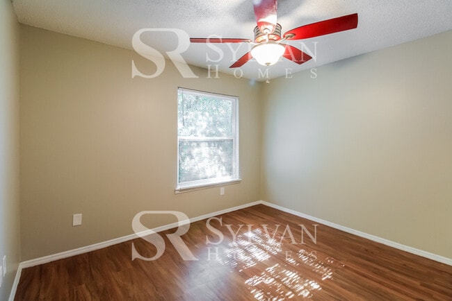 Building Photo - Gorgeous 3BR 2BA home with nice curb appeal