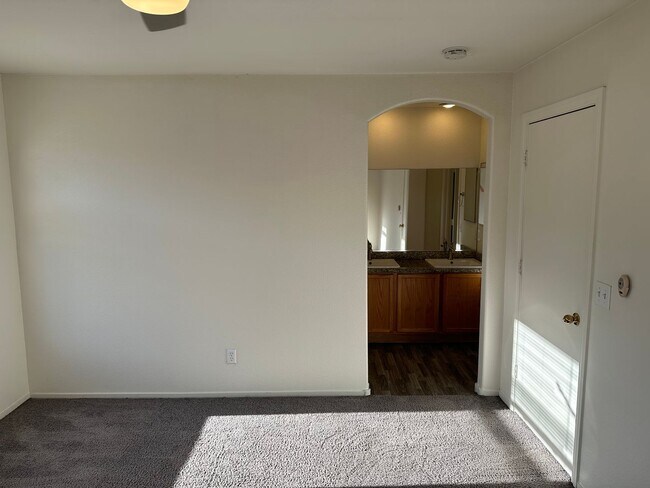 Building Photo - 3 Bedroom Townhouse!! in Gated Community!!...