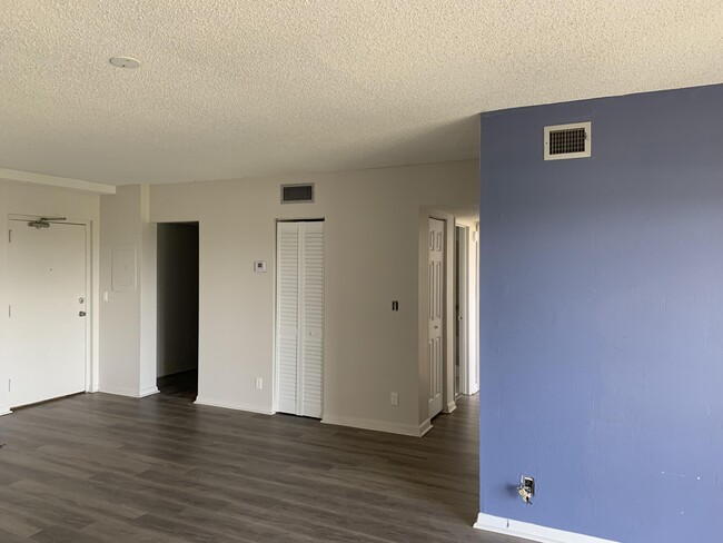 Building Photo - 505 Spencer 410 Dr