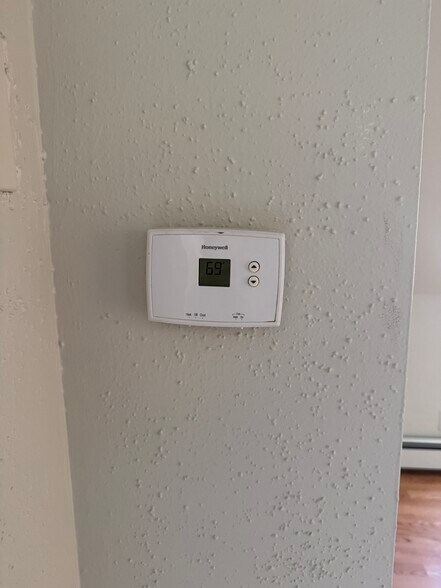 Building Photo - 569 Main St