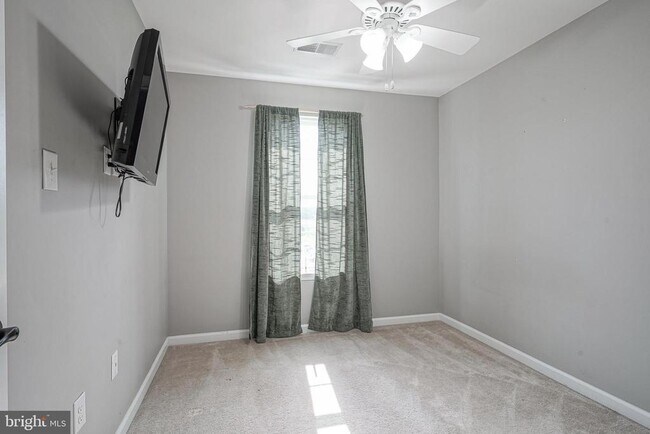 Building Photo - 1048 Regency Pl