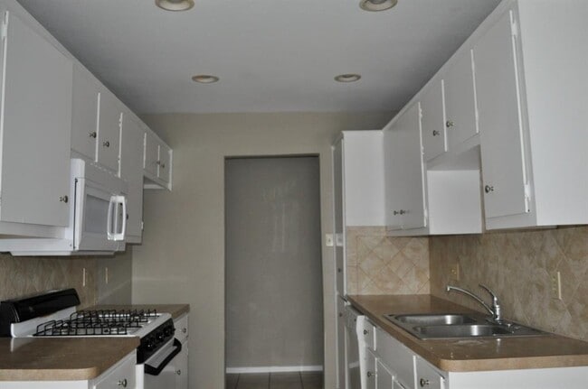 Building Photo - 908 Speer Ln