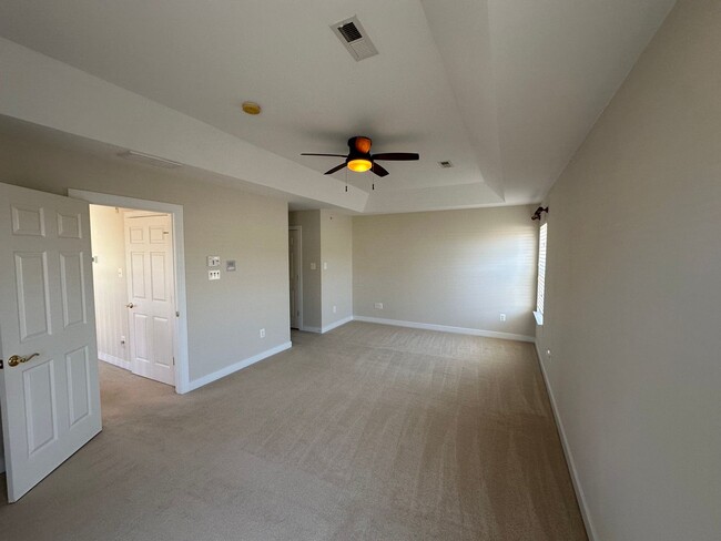 Building Photo - Lovely 4 bedroom townhome in Villages of F...