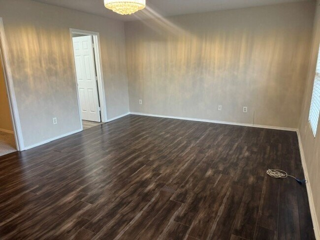 Building Photo - Nice 3/4 bedroom home