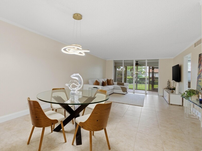 Building Photo - 911 Gardenia Dr