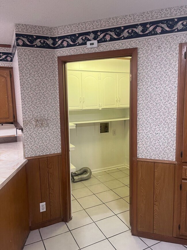 Building Photo - Brick 3/2/2 in Nice Denison Neighborhood O...