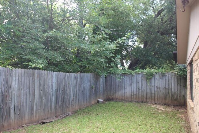 Building Photo - 3 Bedroom Duplex in Tyler!