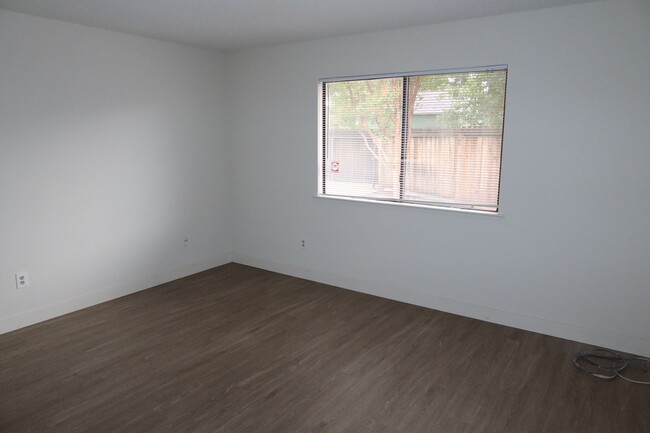 Building Photo - 2 Bedroom, 2 Bath, 1 Car Half-plex in the ...