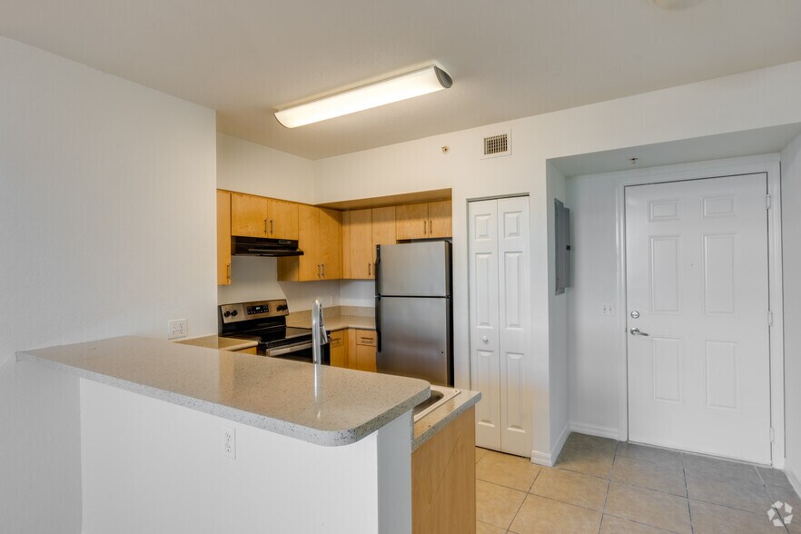 2BR, 2BA - 809SF - Kitchen - Brownsville Village