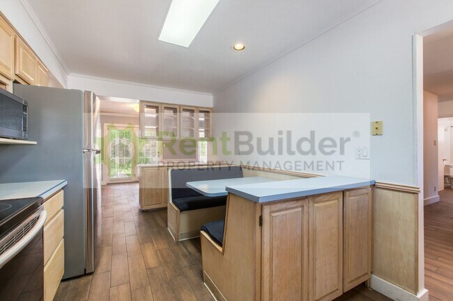 Building Photo - 8304 Dellwood Rd NE