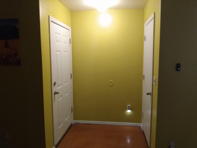 Building Photo - 1327 E Pierce St