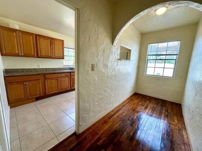 Building Photo - 1212 N Palmway