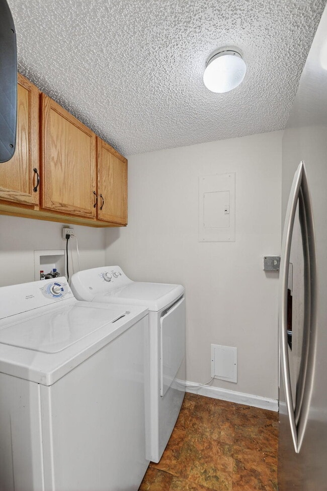 Building Photo - 511 Shady Pine Way