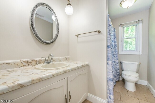 Building Photo - 19 Southwynde Dr