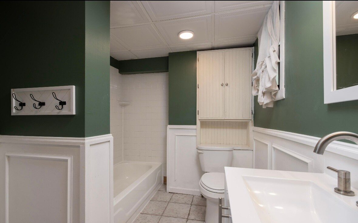 Full bath - 185 Bay St