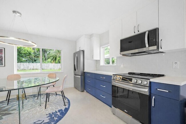 Building Photo - 100 NE 22nd St