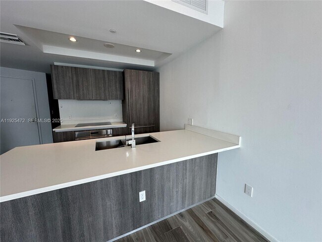 Building Photo - 801 S Miami Ave