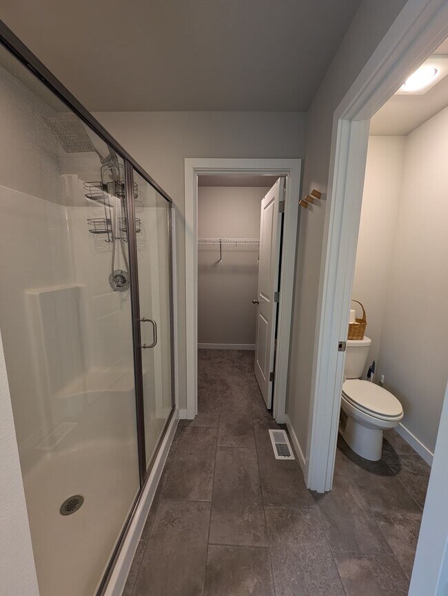 Building Photo - Pristine Bremerton 3 Bedroom Home AVAILABL...